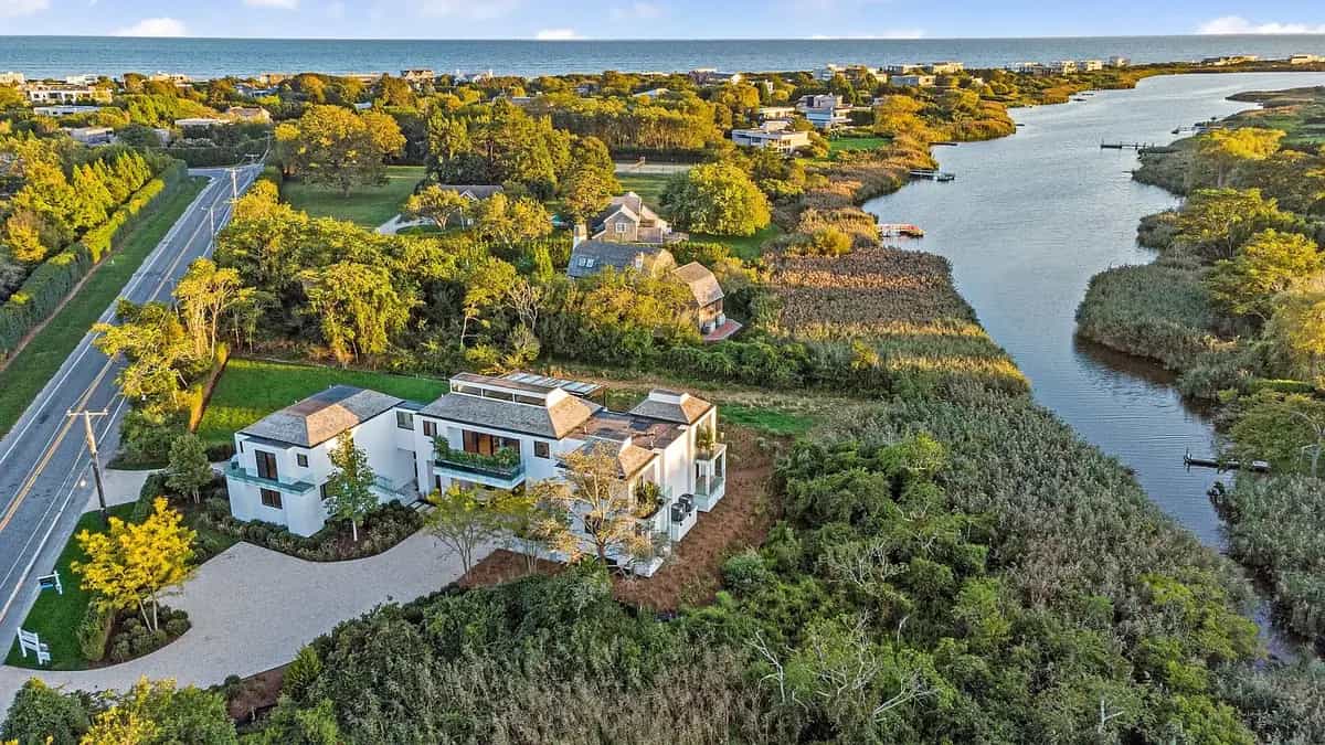 1076 Ocean Road, Bridgehampton. Photo courtesy of Hedgerow Exclusive Properties