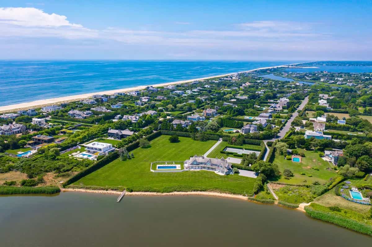 194 & 218 Meadowlark Lane, Bridgehampton. Photo courtesy of Hedgerow Exclusive Properties