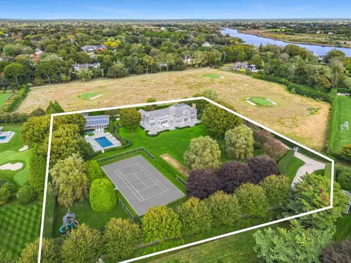 104 Quimby Lane, Bridgehampton. Photo courtesy of Hedgerow Exclusive Properties