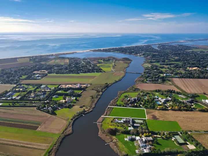 191 Highland Terrace, Bridgehampton. Photo courtesy of Hedgerow Exclusive Properties