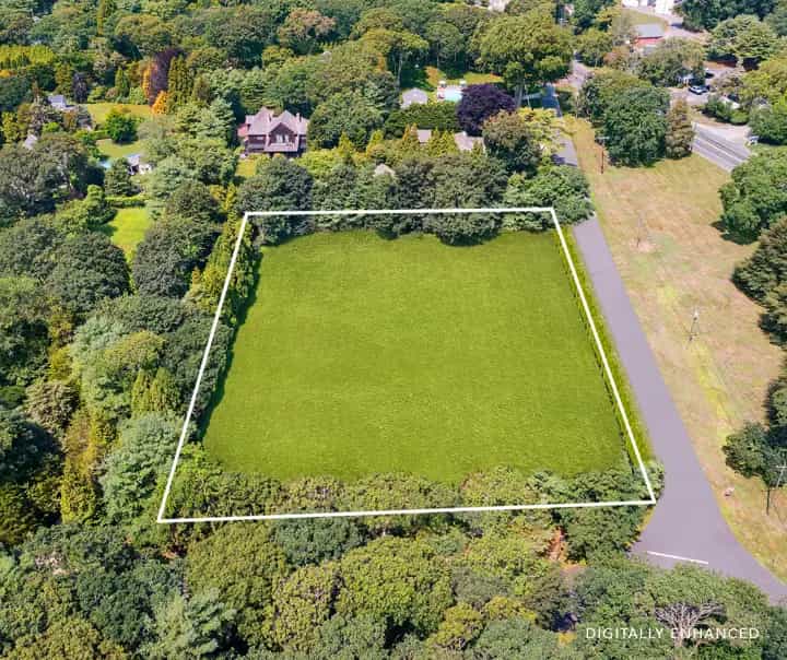 2 Baiting Hollow Road, East Hampton. Photo courtesy of Hedgerow Exclusive Properties