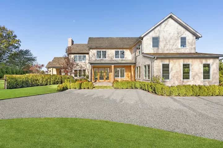 27 Winding Way, Water Mill. Photo courtesy of Hedgerow Exclusive Properties