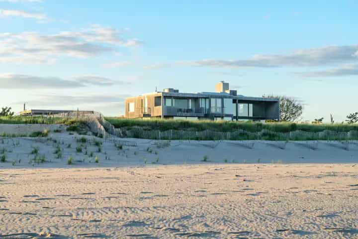 67 Surfside Drive, Bridgehampton. Photo courtesy of Hedgerow Exclusive Properties