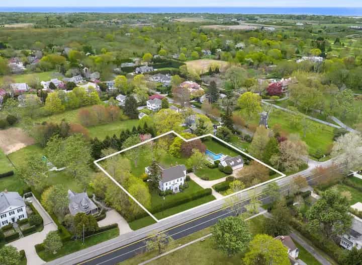81 Ocean Road, Bridgehampton. Photo courtesy of Hedgerow Exclusive Properties