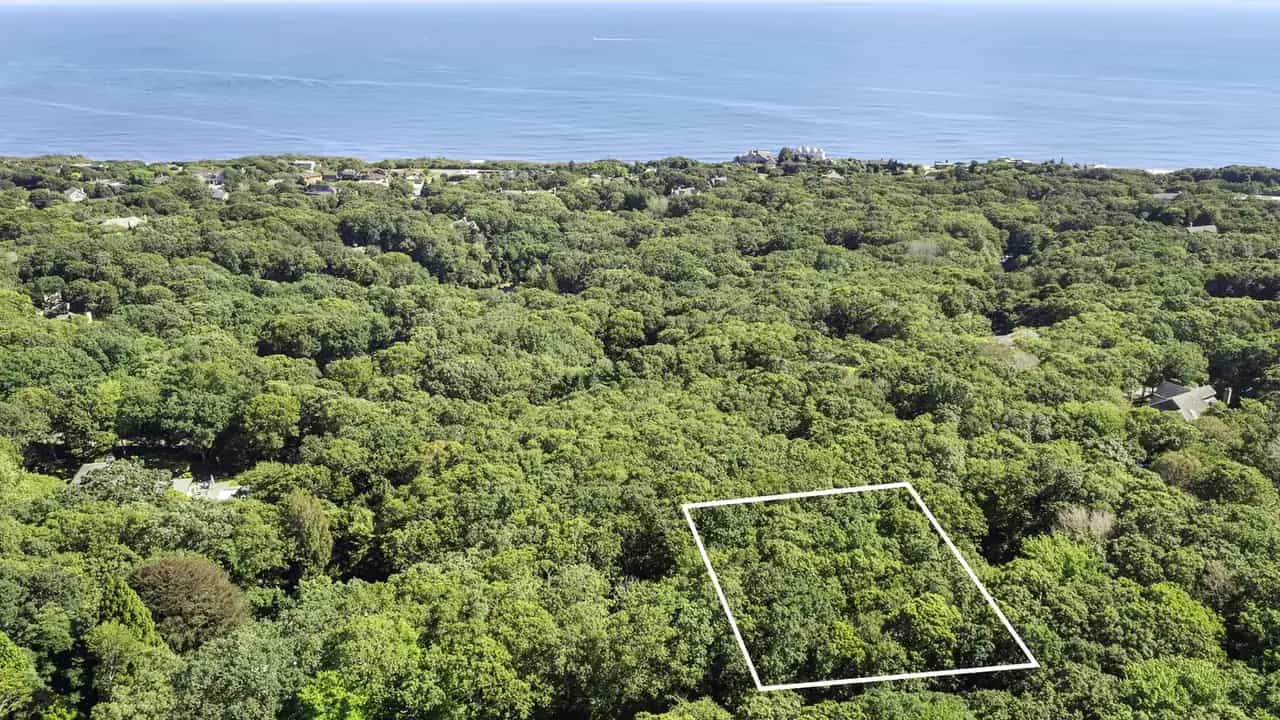 106 Laurel Drive, Montauk, photograph 2 of 3. Courtesy of Hedgerow Exclusive Properties