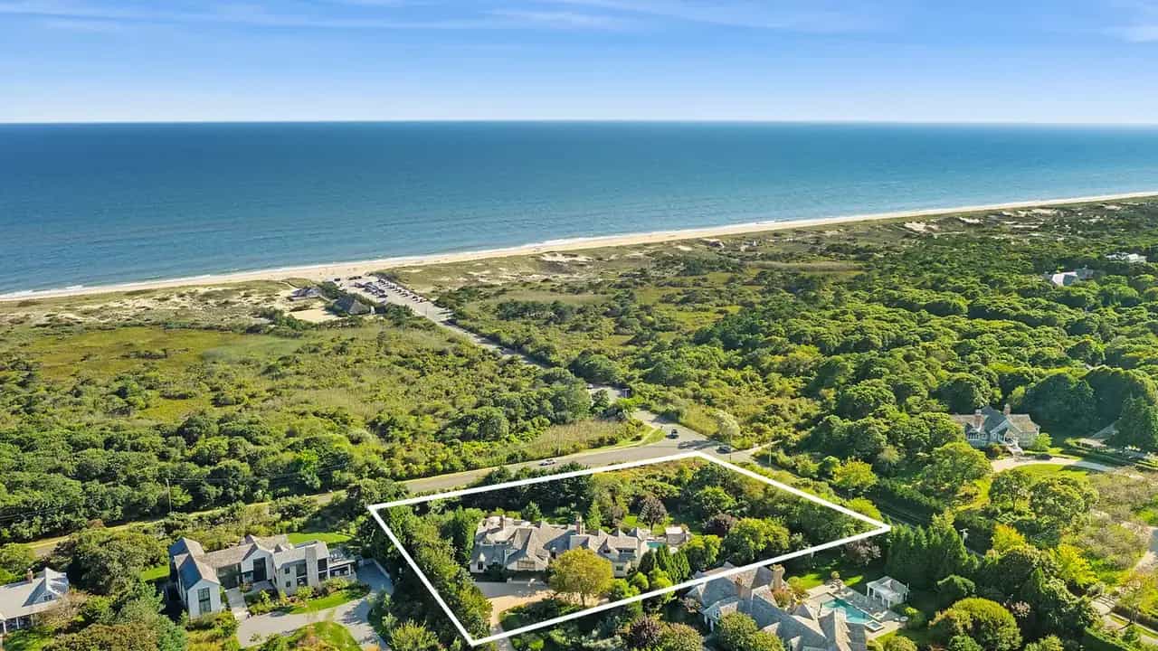 14 St Mary's Lane, Amagansett, photograph 2 of 8. Courtesy of Hedgerow Exclusive Properties