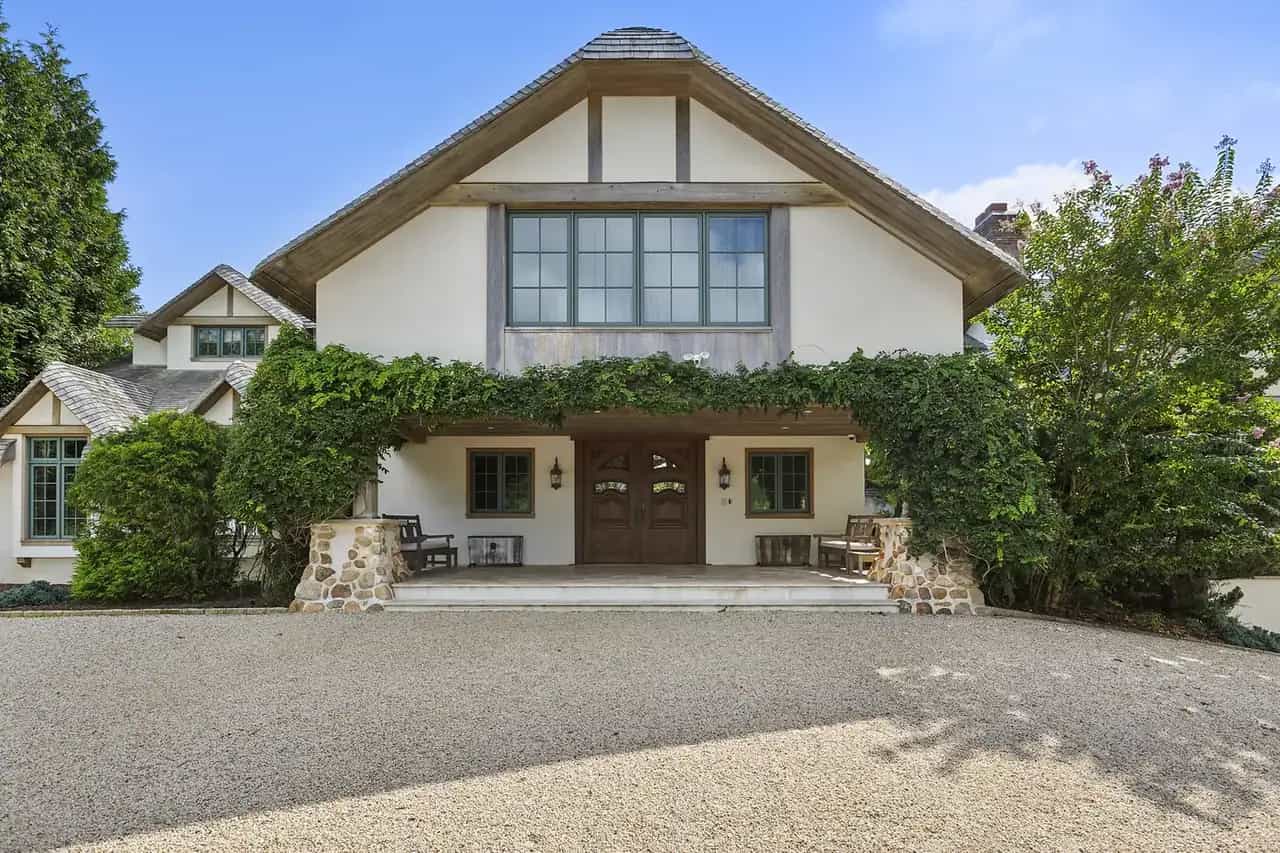 14 St Mary's Lane, Amagansett, photograph 5 of 8. Courtesy of Hedgerow Exclusive Properties