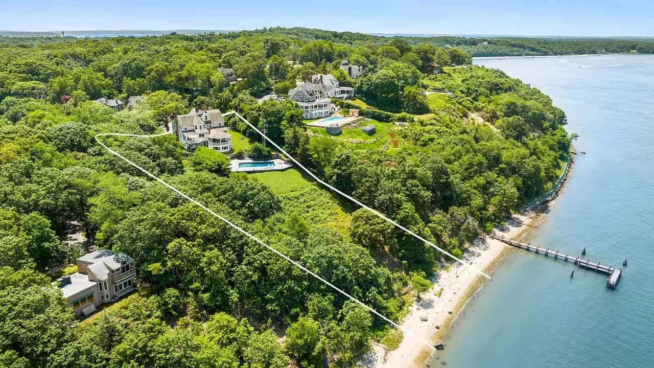 20 Prospect Avenue, Shelter Island, photograph 2 of 8. Courtesy of Hedgerow Exclusive Properties