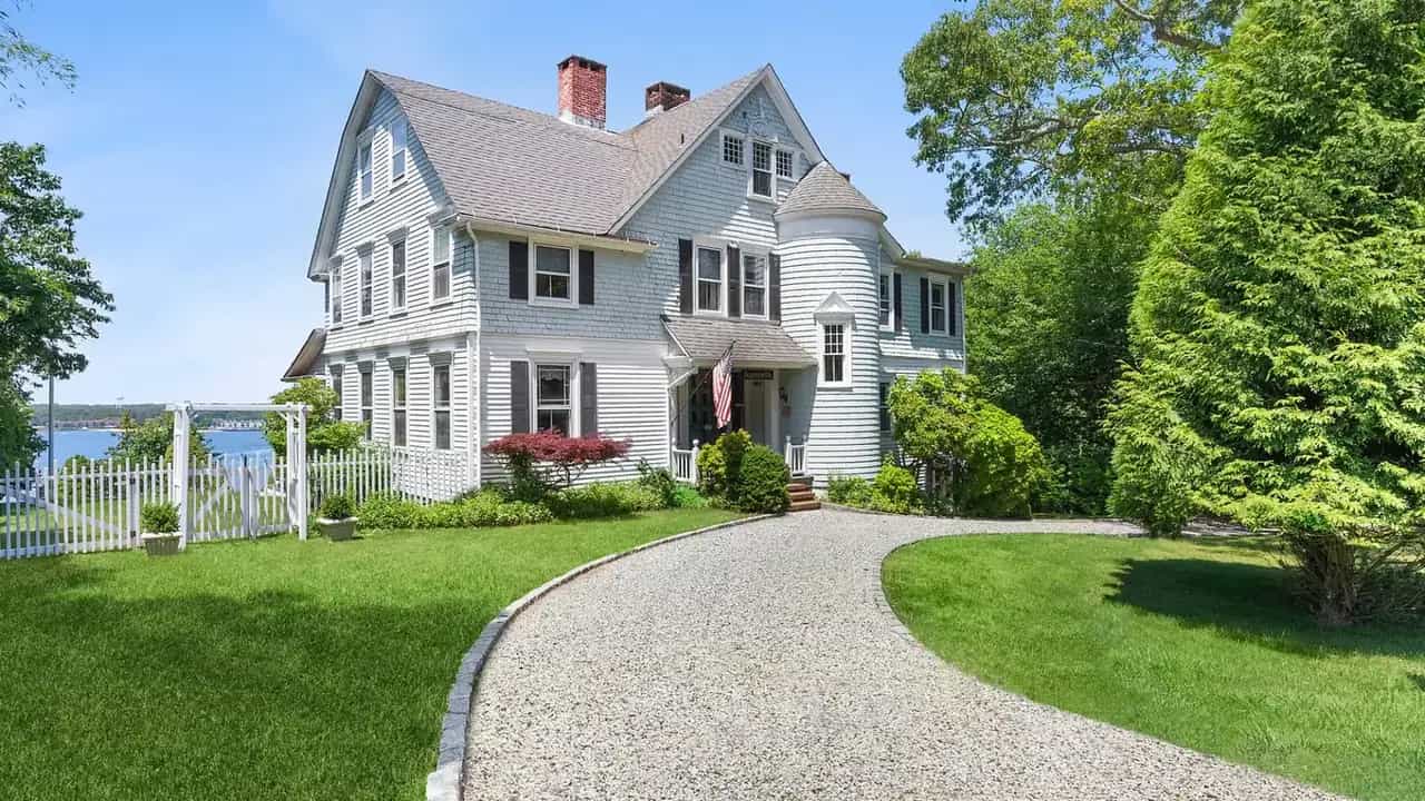 20 Prospect Avenue, Shelter Island, photograph 3 of 8. Courtesy of Hedgerow Exclusive Properties