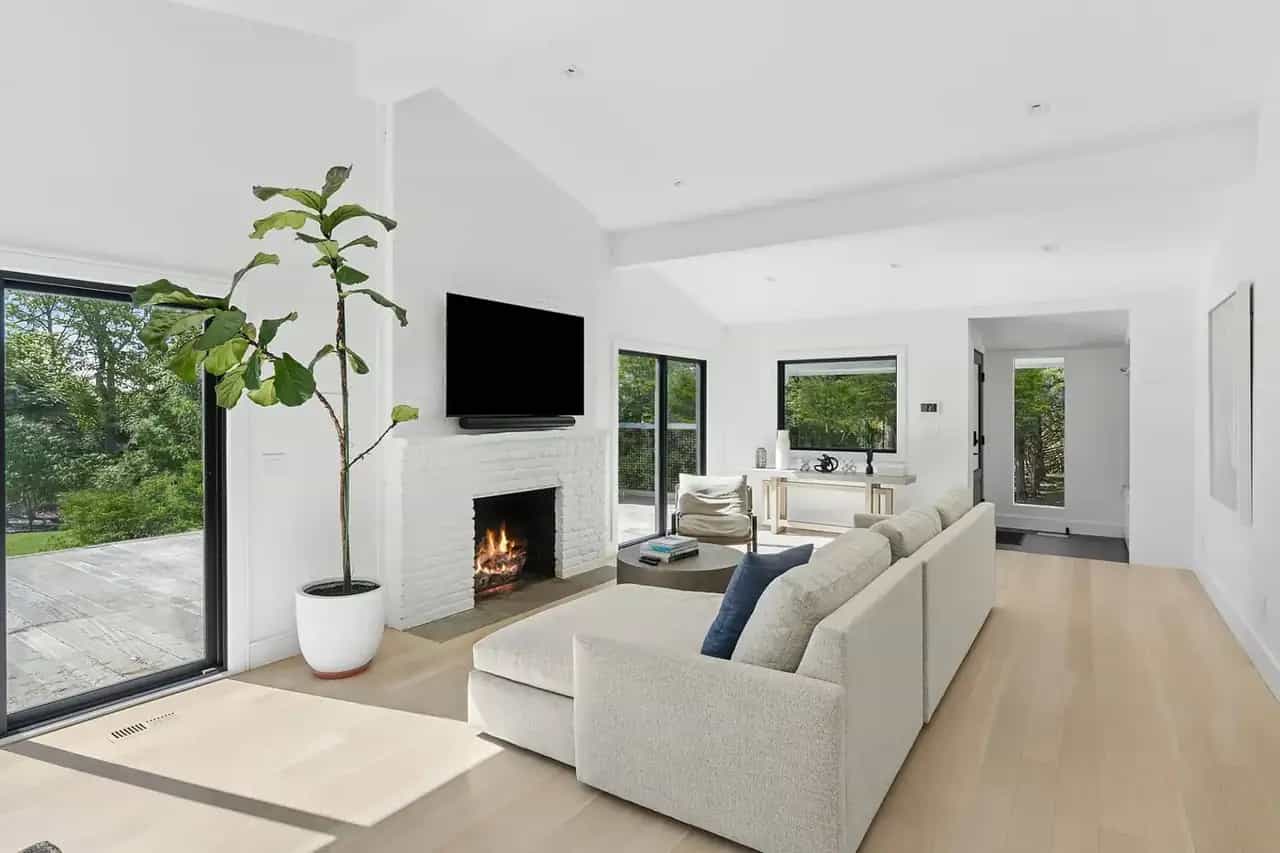 51 Little Noyack Path, Water Mill, photograph 5 of 8. Courtesy of Hedgerow Exclusive Properties