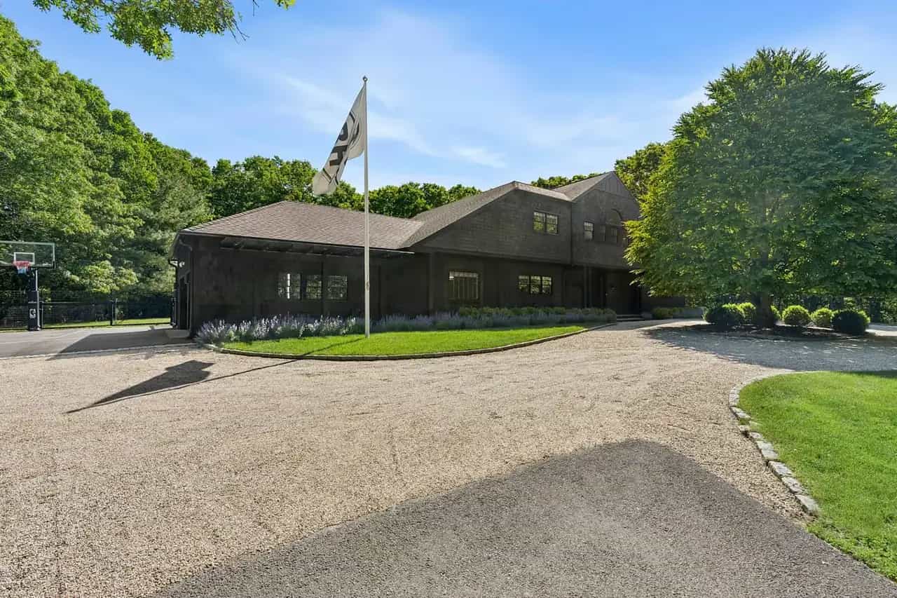 568 Old Sag Harbor Road, Bridgehampton, photograph 2 of 8. Courtesy of Hedgerow Exclusive Properties