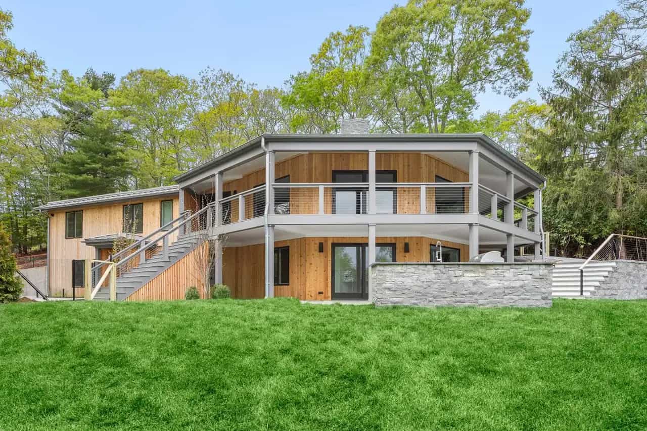 73 Oyster Shores Road, East Hampton, photograph 2 of 8. Courtesy of Hedgerow Exclusive Properties