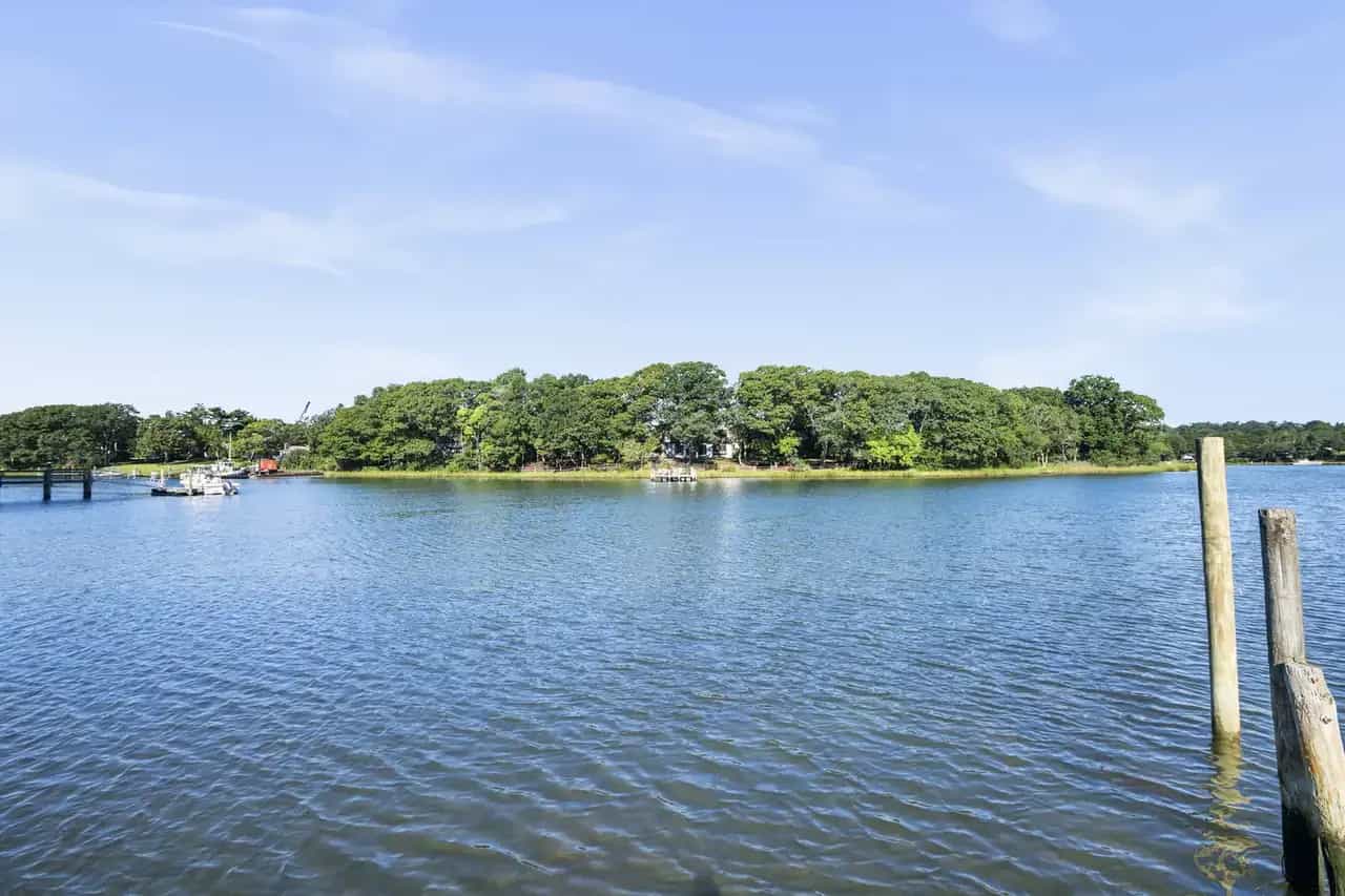 8 Margaret's Drive, Shelter Island, photograph 5 of 7. Courtesy of Hedgerow Exclusive Properties