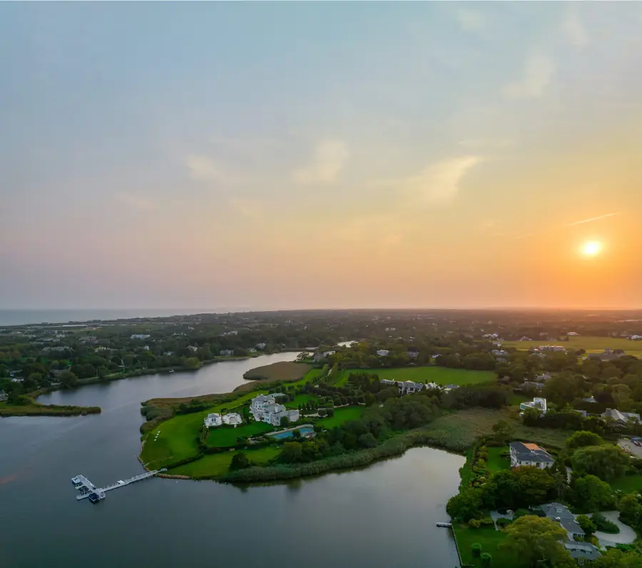 A Hamptons compound that sold for a near-record $118.5M in 2021 seeks a new owner for $99.5M, New York Post. Image courtesy of Hedgerow Exclusive Properties